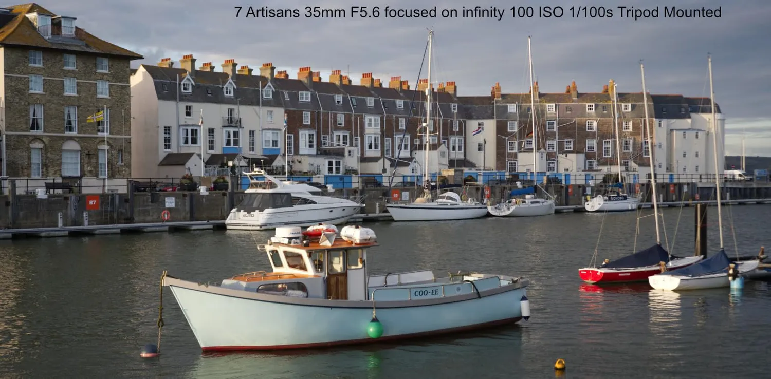7Artisans 35mm F5.6 objectif Sony E pancake capuchon
